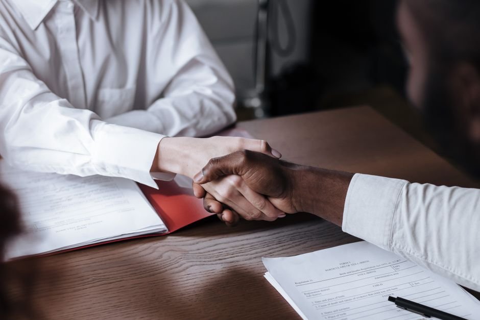 "A empresa contratou o funcionário"