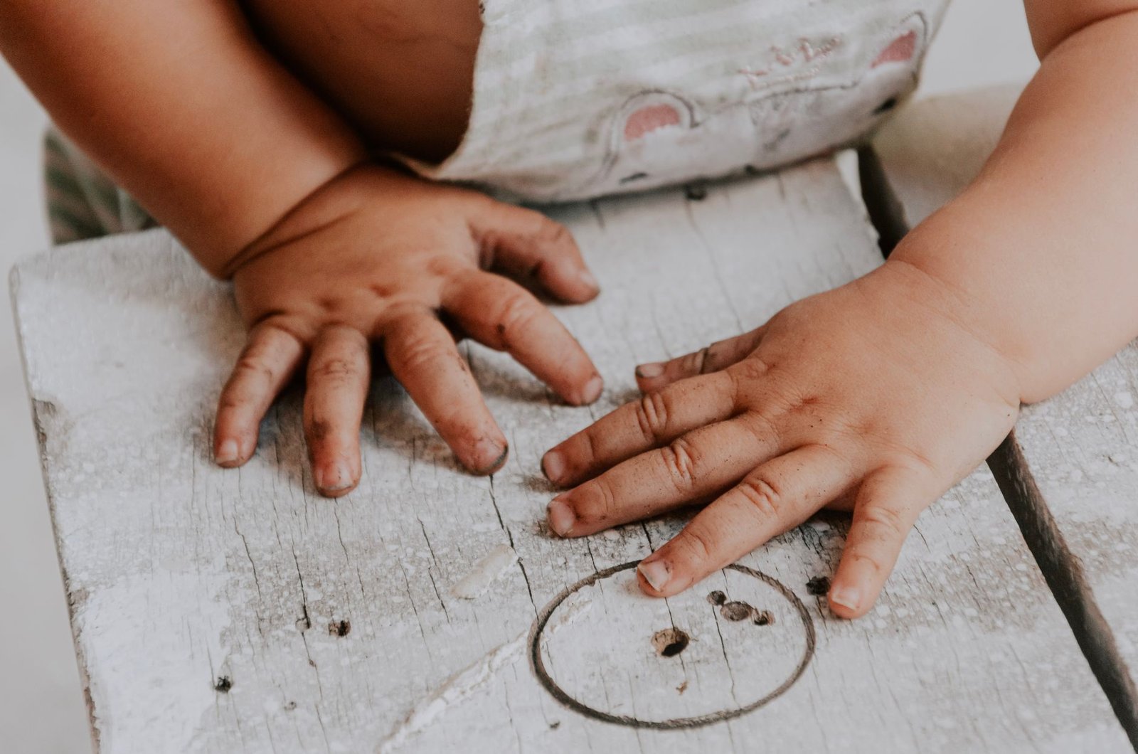 Brincadeiras sensoriais para bebês de 0 a 2 anos: o guia com ideias práticas