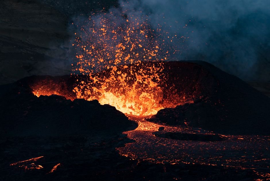 Por que um vulcão entra em erupção