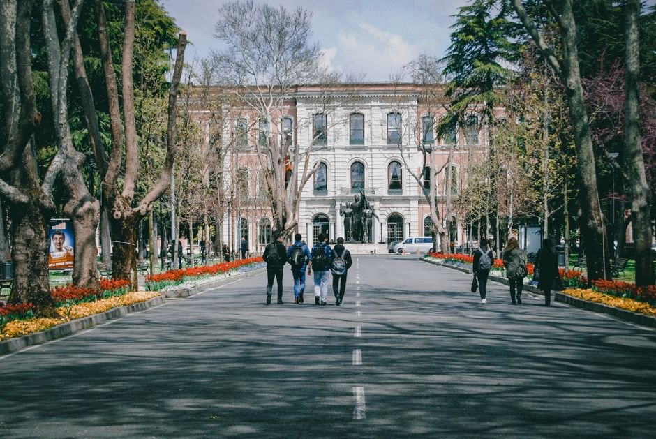 College não é "colégio"