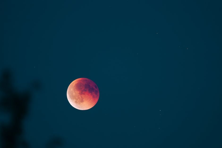 Como acontece o eclipse lunar