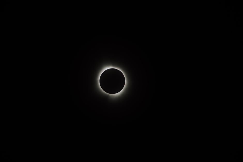 Como acontece o eclipse solar